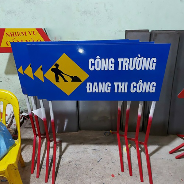 Biển cảnh báo nguy hiểm công trình đang thi công A104